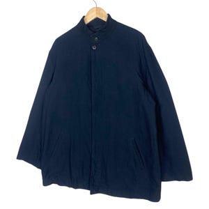 K&ouml;nnte beinhalten: Rustikales Holzschild mit dem Text "Welcome to our home" in wei&szlig;en Buchstaben. Das Schild hat eine Used-Optik und ein schlichtes, einladendes Design, ideal f&uuml;r eine Veranda oder einen Eingangsbereich.