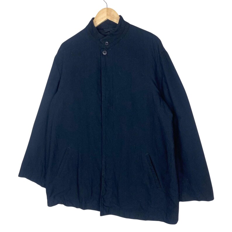 K&ouml;nnte beinhalten: Rustikales Holzschild mit dem Text "Welcome to our home" in wei&szlig;en Buchstaben. Das Schild hat eine Used-Optik und ein schlichtes, einladendes Design, ideal f&uuml;r eine Veranda oder einen Eingangsbereich.