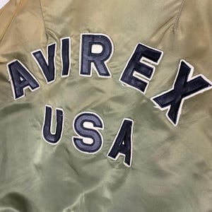 Puede incluir: Una taza de cer&aacute;mica blanca con un asa negra y el texto "But First, Coffee" en negrita negra. La taza est&aacute; sobre una superficie blanca. La taza parece tener una capacidad de unos 355 ml.