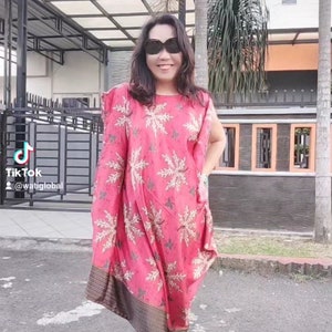 FRI FRAKT Kaftan Indonesisk Batikklänning i 2 färger, Klänning i alla storlekar, Ursprungligen Indonesiens batik, Berika din outfit