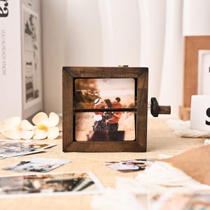 Marco de libro personalizado con animación en caja de madera, libro de fotos con luz, regalo de cumpleaños, aniversario, boda, regalo único para pareja, regalo de álbum de fotos
