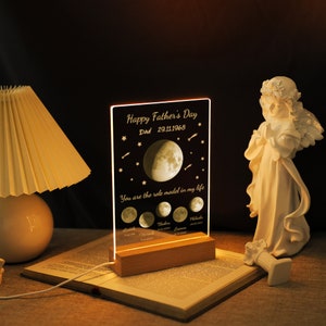 Pode incluir: Placa acr&iacute;lica iluminada com base de madeira, com o texto "Happy Father's Day" e um design de fases lunares. A placa inclui a data 29.11.1968 e a frase "You are the role model in my life."