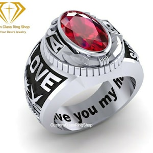 Puede incluir: Un anillo de plata con una piedra preciosa roja y la palabra "LOVE" grabada en el lateral. La inscripción "Love you my heart" está grabada en el interior de la banda.