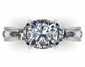Custom College Class Ring: Personalized Graduation Jewelry