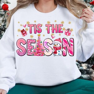 C&#39;est la saison, téléchargement de conception de sublimation de Noël rose png, png de joyeux Noël, png de bonne année, téléchargement de conceptions de sublimation