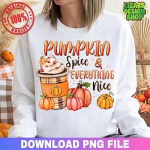 Peut inclure: Sweat-shirt blanc avec un motif sur le thème de l'automne. Le motif représente une tasse de café avec de la crème fouettée, des citrouilles et le texte "Pumpkin Spice & Everything Nice". Un sceau rouge et or "Original 100% Quality" est en haut à gauche.