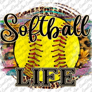 Op de afbeelding: Een gele softbal met rode naden is omgeven door een kleurrijke, abstracte achtergrond met een luipaardprint. De woorden "Softball Life" zijn geschreven in zwarte cursieve letters.
