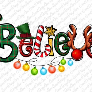 Pode incluir: Gráfico festivo com a palavra "Believe". As letras são decoradas com elementos natalinos como xadrez, bengalas doces, chifres de rena e bolas. Uma guirlanda de luzes coloridas adiciona alegria natalina.