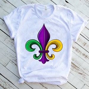 Pu&ograve; includere: Maglietta bianca con un design a forma di giglio viola, verde e oro.