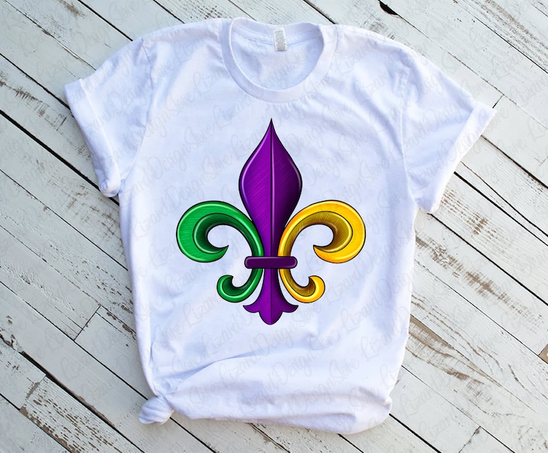 Pu&ograve; includere: Maglietta bianca con un design a forma di giglio viola, verde e oro.