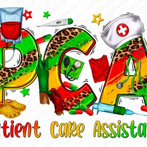 Op de afbeelding: Kleurrijk grafisch ontwerp van de letters PCA, wat staat voor Patient Care Assistant. De letters zijn versierd met medische symbolen zoals een stethoscoop, een bloeddrukmeter, een spuit en een pilfles. De letters zijn ook versierd met een luipaardprint en rode, gele en groene strepen.