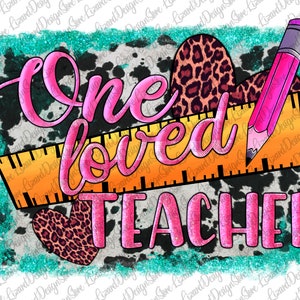 Puede incluir: Un dise&ntilde;o gr&aacute;fico rosa y negro con el texto "One Loved Teacher" sobre un fondo blanco con un patr&oacute;n de vaca blanco y negro. El dise&ntilde;o tambi&eacute;n incluye un l&aacute;piz rosa, una regla amarilla y dos corazones de estampado de leopardo.