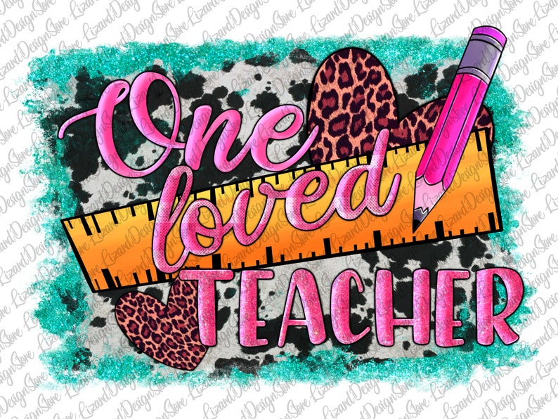 Puede incluir: Un dise&ntilde;o gr&aacute;fico rosa y negro con el texto "One Loved Teacher" sobre un fondo blanco con un patr&oacute;n de vaca blanco y negro. El dise&ntilde;o tambi&eacute;n incluye un l&aacute;piz rosa, una regla amarilla y dos corazones de estampado de leopardo.