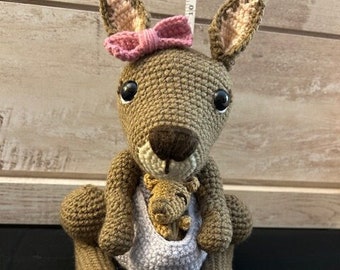 Peluche Amigurumi kangourou et bébé au crochet