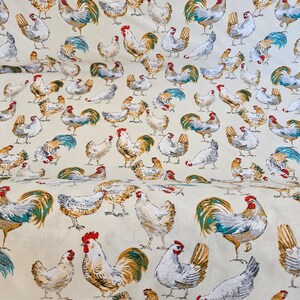 Peut inclure: Tissu crème avec un motif répété de coqs et de poules. Les coqs ont des crêtes et des barbillons rouges, avec des plumes de queue bleues, dorées et marron. Les poules sont principalement blanches et marron.
