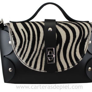Bolso de cuero negro con bandolera y asa de mano-solapa piel de potro cebra
