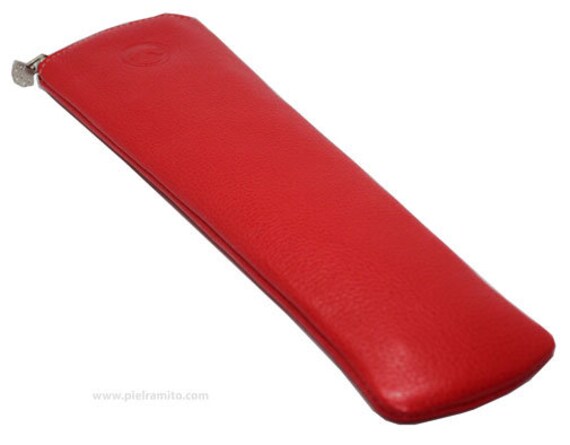 Estuche de cuero para proteger tu abanico con cremallera en forma horizontal. Estuche de cuero para proteger tu abanico con cremallera en forma horizontal.