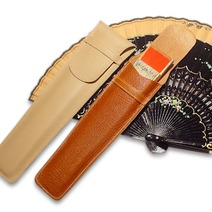 Custodia per ventaglio in pelle Ubrique. Custodia in pelle con patta e spilla.