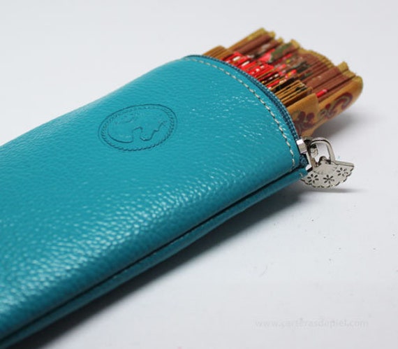 Estuche de cuero para proteger tu abanico con cremallera en forma horizontal. Estuche de cuero para proteger tu abanico con cremallera en forma horizontal.