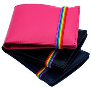 Può includere: Una pila di tre portafogli in pelle rosa, nero e blu navy. Ogni portafoglio è assicurato con un elastico a righe arcobaleno. I portafogli sono impilati uno sopra l'altro, con quello rosa in cima.
