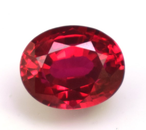 Rubis Du Mozambique De 3.65 Carats - Traité Au Plomb (verre), Rectangle à Pans Coupés, Couleur Rouge Vif