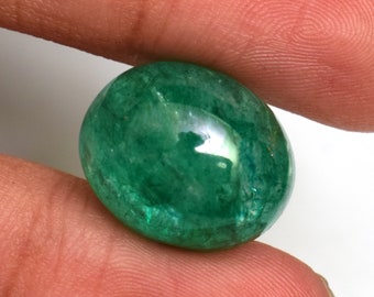 Pode incluir: Uma gema de esmeralda verde vibrante, cortada em forma oval, com uma superfície lisa e polida.