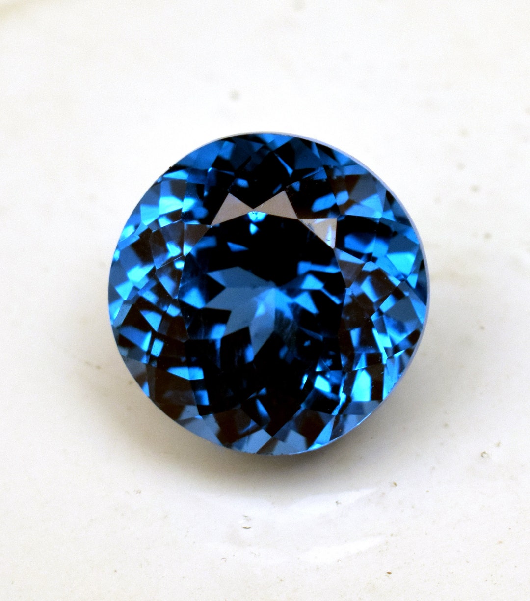 Topaze Bleue Du Brésil 8,78 Ct - Coupe Ovale, Clarté VVS1, Couleur Bleu Mer, Neuf Sans Emballage