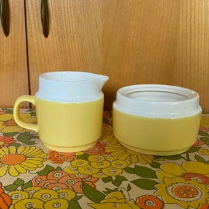 Juego de jarro para crema y azucarero de cerámica amarilla y blanca estilo vintage de mediados de siglo