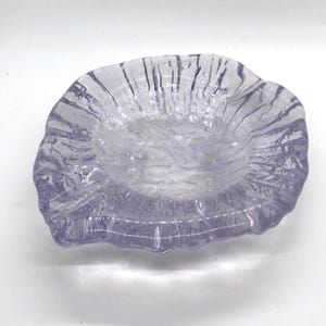 Puede incluir: Una taza de cerámica blanca con un asa negra y el texto "But First, Coffee" en negro y negrita. La taza probablemente tiene un tamaño de 310-425 ml, perfecta para una bebida matutina.