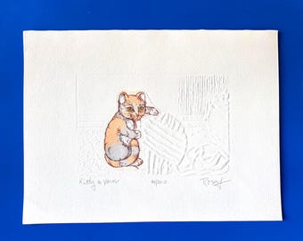 Gravura original em talho-doce "Kitty & Yarn" de Rosey Rosenthal, assinada e numerada.