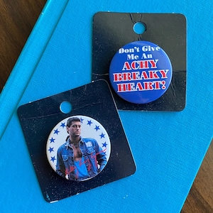 Puede incluir: Un juego de tres tazas de cerámica con un acabado mate moteado. Las tazas son en tonos crema, gris claro y gris oscuro. Cada taza tiene un diseño simple y minimalista y un asa redondeada.