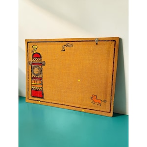 Tablero de anuncios retro de los años 60 con ratones y reloj de la marca "Notes".