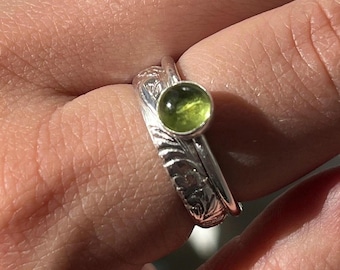 Floral Pattern Band and Peridot Silver Ring Set | Stacking Ring Set Duo | Two Silver Rings Chunky Botanical Ivy Fern Stacking Green Gemstone