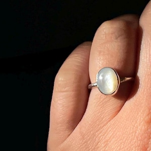 Mother of Pearl Ring | Dainty Ring |  Minimalist ring | gemstone with rainbow reflection | everyday jewelry | seashell ring | pearly shell