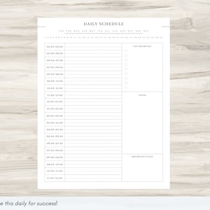 Pode incluir: Um planejador di&aacute;rio branco com o t&iacute;tulo "DAILY SCHEDULE" no topo. O planejador inclui hor&aacute;rios, uma se&ccedil;&atilde;o para as principais prioridades, notas e datas importantes. O texto "Use this daily for success!" est&aacute; na parte inferior.