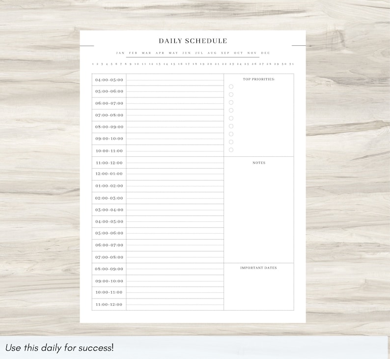 Pode incluir: Um planejador di&aacute;rio branco com o t&iacute;tulo "DAILY SCHEDULE" no topo. O planejador inclui hor&aacute;rios, uma se&ccedil;&atilde;o para as principais prioridades, notas e datas importantes. O texto "Use this daily for success!" est&aacute; na parte inferior.