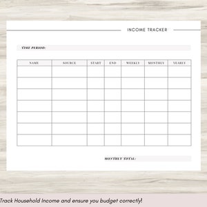 Puede incluir: Un rastreador de ingresos imprimible en blanco y negro con el t&iacute;tulo "Income Tracker" y el texto "Time Period:", "Name", "Source", "Start", "End", "Weekly", "Monthly", "Yearly", "Monthly Total:" y "Track Household Income and ensure you budget correctly!"
