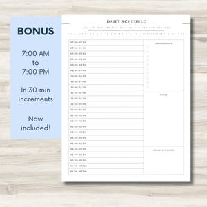 Pode incluir: Um planejador di&aacute;rio branco com uma se&ccedil;&atilde;o de b&ocirc;nus azul. O planejador inclui hor&aacute;rios das 7h00 &agrave;s 19h00 em incrementos de 30 minutos, com se&ccedil;&otilde;es para as principais prioridades, notas e datas importantes. O texto "BONUS" e "Now included!" tamb&eacute;m s&atilde;o vis&iacute;veis.