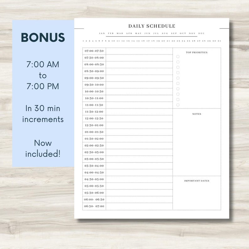 Pode incluir: Um planejador di&aacute;rio branco com uma se&ccedil;&atilde;o de b&ocirc;nus azul. O planejador inclui hor&aacute;rios das 7h00 &agrave;s 19h00 em incrementos de 30 minutos, com se&ccedil;&otilde;es para as principais prioridades, notas e datas importantes. O texto "BONUS" e "Now included!" tamb&eacute;m s&atilde;o vis&iacute;veis.