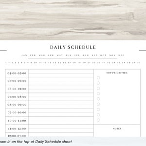 Pode incluir: Uma folha de programa&ccedil;&atilde;o di&aacute;ria branca com o t&iacute;tulo "DAILY SCHEDULE" no topo. A folha inclui hor&aacute;rios das 4h00 &agrave;s 1h00, uma se&ccedil;&atilde;o para as principais prioridades e espa&ccedil;o para anota&ccedil;&otilde;es. Os meses do ano est&atilde;o listados no topo.