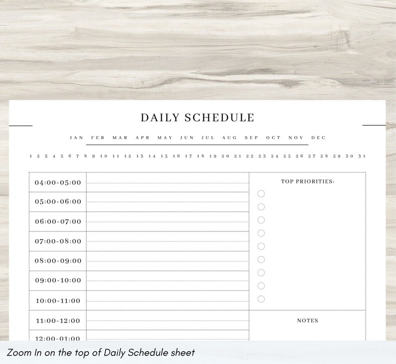 Pode incluir: Uma folha de programa&ccedil;&atilde;o di&aacute;ria branca com o t&iacute;tulo "DAILY SCHEDULE" no topo. A folha inclui hor&aacute;rios das 4h00 &agrave;s 1h00, uma se&ccedil;&atilde;o para as principais prioridades e espa&ccedil;o para anota&ccedil;&otilde;es. Os meses do ano est&atilde;o listados no topo.
