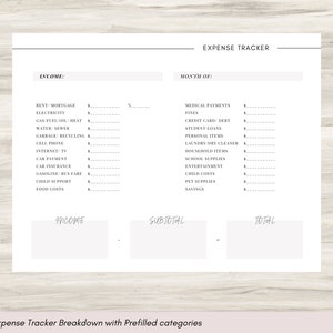 Puede incluir: Un rastreador de gastos imprimible con categor&iacute;as para ingresos y gastos. Las categor&iacute;as incluyen alquiler, hipoteca, electricidad, gas, agua, alcantarillado, basura, tel&eacute;fono m&oacute;vil, internet, pago de autom&oacute;vil, seguro de autom&oacute;vil, gasolina, manutenci&oacute;n de hijos, costos de alimentos, pagos m&eacute;dicos, multas, deudas de tarjetas de cr&eacute;dito, pr&eacute;stamos estudiantiles, art&iacute;culos personales, lavander&iacute;a, art&iacute;culos para el hogar, &uacute;tiles escolares, entretenimiento, costos de los ni&ntilde;os, suministros para mascotas y ahorros. El rastreador tiene secciones para ingresos, subtotal y total.