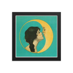 Op de afbeelding: Een vintage illustratie van een vrouw die een halve maan kust. De vrouw heeft donker haar en draagt een witte jurk. De maan is geel en heeft een menselijk gezicht. De achtergrond is turquoise.