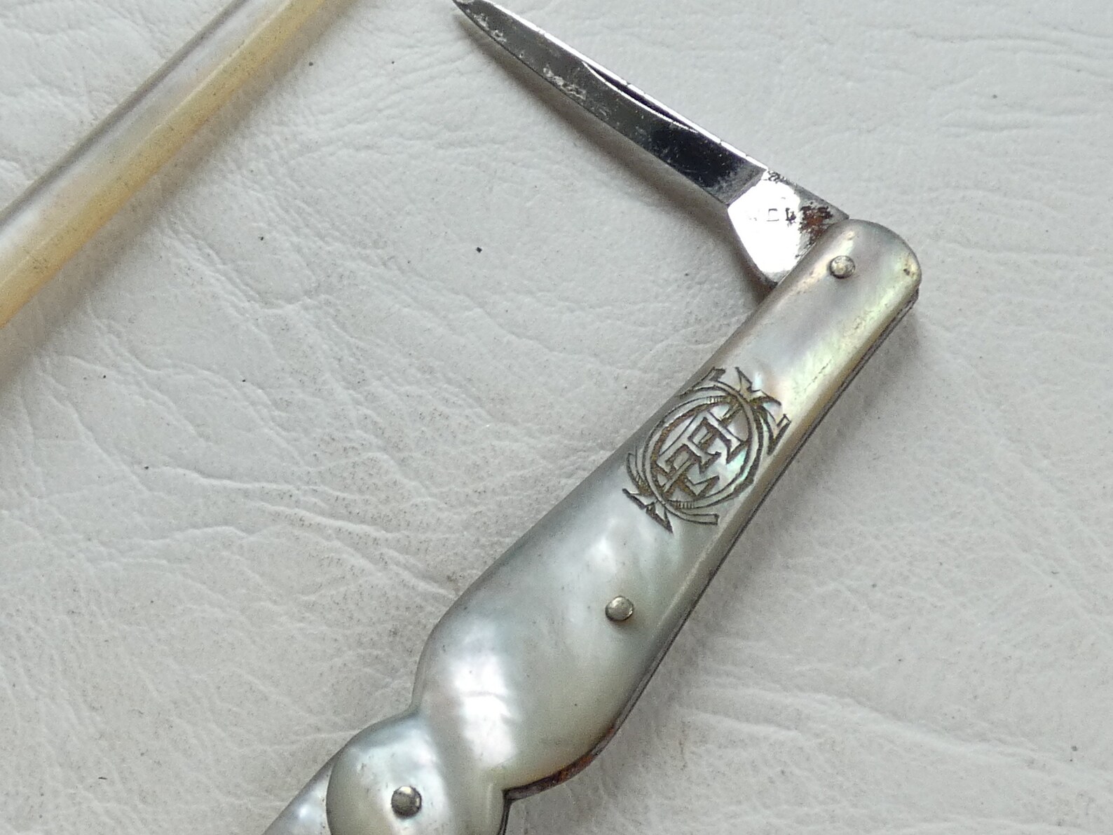 a couper au couteau en 5 lettres