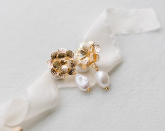 Handmade stud earrings with freshwater pearl / bridal earrings / gift idea / bridal jewelry