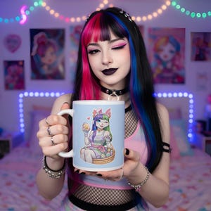 Pode incluir: Caneca de cerâmica branca com um personagem de coelho de desenho animado segurando um ovo decorado. O personagem está sentado em uma cesta de ovos de Páscoa. A caneca tem um fundo azul claro e uma alça branca.