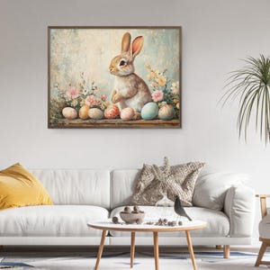 Puede incluir: Un conejo marr&oacute;n y blanco se sienta con las patas cruzadas frente a un fondo azul pastel. El conejo est&aacute; rodeado de huevos de Pascua de color pastel y flores de primavera.