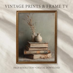Puede incluir: Una impresión vintage enmarcada que presenta una naturaleza muerta con una pila de libros, dos jarrones y plantas secas. La obra de arte tiene una paleta de colores apagados y un marco dorado. El texto "VINTAGE PRINTS & FRAME TV" y "HIGH RESOLUTION • DIGITAL DOWNLOAD" están arriba y abajo.