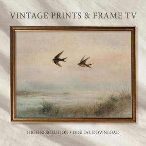 Vintage zwaluwvogels kunst aan de muur, paar zwaluwen in de lucht boven gedempt veld, neutraal pastel landschap afdrukbaar, rustiek boerderijdecor