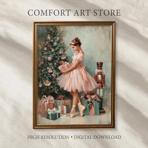 Könnte beinhalten: Ein gerahmter Druck im Vintage-Stil mit einer jungen Ballerina in einem rosa Tutu, die ein Geschenkbox in der Nähe eines geschmückten Weihnachtsbaums hält. Der Druck enthält den Text "COMFORT ART STORE" und "HIGH RESOLUTION • DIGITAL DOWNLOAD".